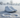 Witte sneakers in de sneeuw leggen de focus op hoe je bescherm je sneakers in de winter.