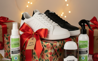 Sneakers als kerstcadeau met cadeauverpakking en schoonmaakproducten voor optimaal gebruik