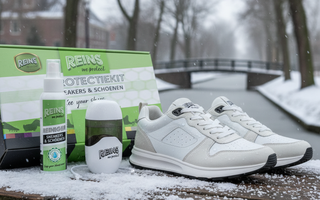 Sneakers dragen in de winter: sneakerbeschermkit met spray en verzorgingsproducten op een winterse achtergrond.