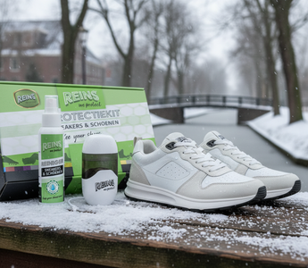 Sneakers dragen in de winter: sneakerbeschermkit met spray en verzorgingsproducten op een winterse achtergrond.
