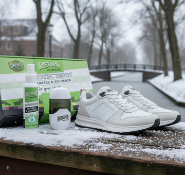 Sneakers dragen in de winter: sneakerbeschermkit met spray en verzorgingsproducten op een winterse achtergrond.