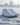 Witte sneakers in de sneeuw leggen de focus op hoe je bescherm je sneakers in de winter.
