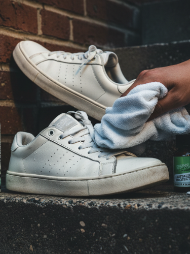 3-minuten routine witte sneakers